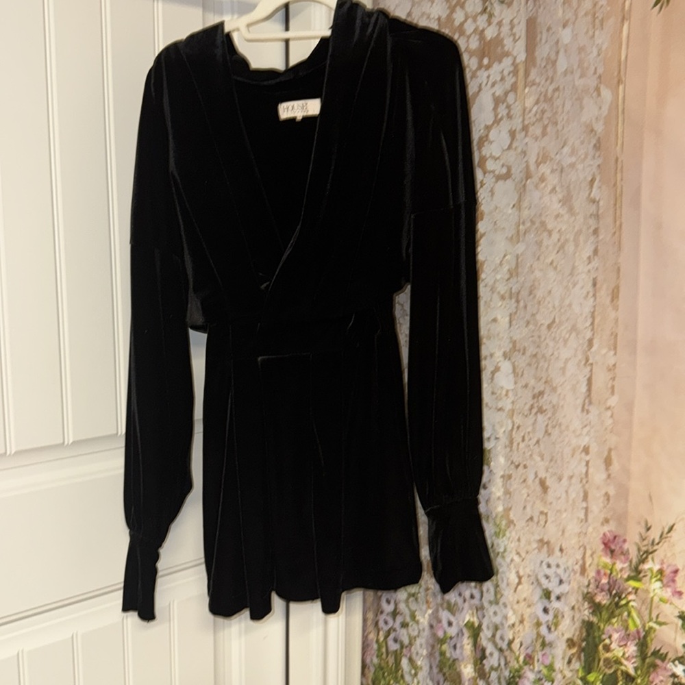 HOUSE OF CB AMBER
Black Velvet Off Shoulder Dress - Picture 15 of 17